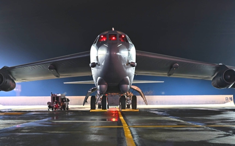 Động cơ cháy, pháo đài bay B-52 Mỹ hạ cánh khẩn