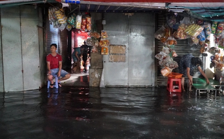 Mưa lớn giờ tan tầm: Chợ Thủ Đức, đường Phạm Văn Đồng... ngập sâu có nơi gần 1m