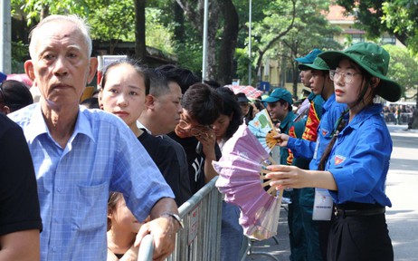 Lực lượng đặc biệt' dãi nắng, dầm mưa hỗ trợ nhân dân đến viếng Tổng Bí thư