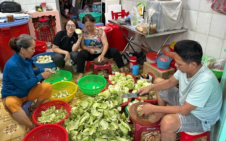 Hơn 30 năm làm 'coóng xại' bán tết ở Chợ Lớn: Huy động cả đại gia đình