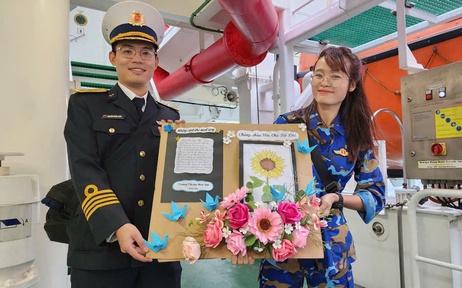 Cô giáo cùng những cánh thư ‘vượt sóng’ gửi chiến sĩ hải quân nơi đảo xa