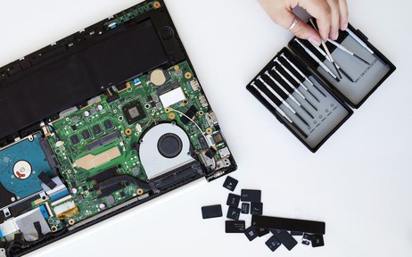 Phong Vũ bị tố bán laptop đã qua sửa chữa cho người tiêu dùng