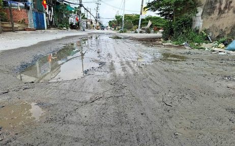 Đường sình lầy đi lại khó khăn