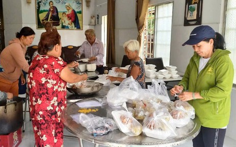 Những hộp cơm nghĩa tình