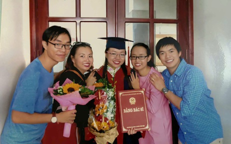 Gia đình có 5 người con: 1 giáo sư, 3 bác sĩ và 1 giám đốc