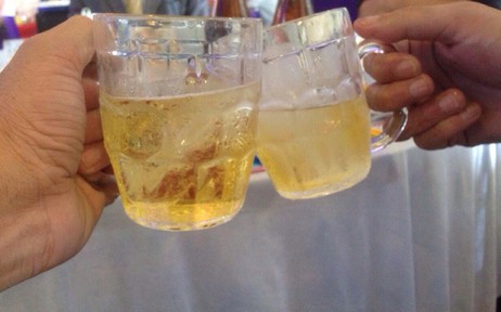 Muốn xin được việc làm, phải biết… nhậu?