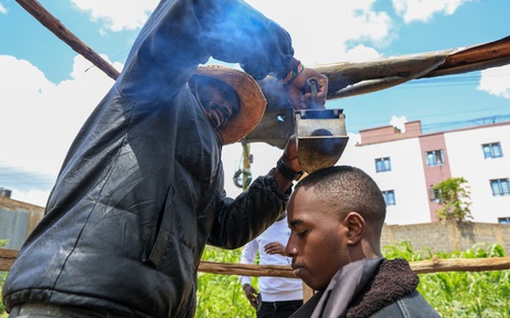 Thợ cắt tóc bằng xẻng, bàn ủi, nổi tiếng khắp châu Phi