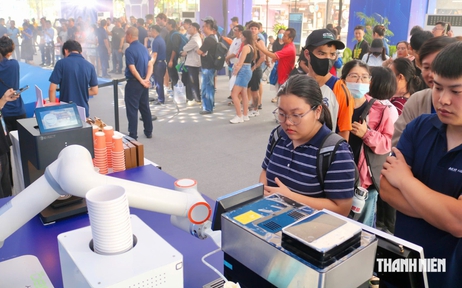 Rủ nhau ra phố đi bộ uống cà phê miễn phí do robot pha chế