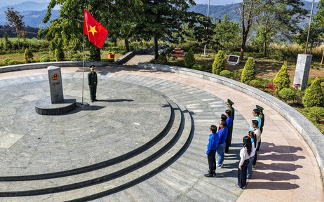 Chào cờ nơi 'ngã ba Đông Dương': Người trẻ rưng rưng niềm tự hào chủ quyền
