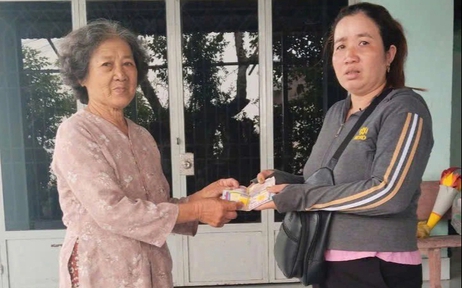 Cụ bà gần 80 tuổi nhặt tiền, vé số trúng thưởng trả lại cho người bán dạo
