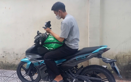 Chạy xe công nghệ 9-13 giờ/ngày, tài xế trẻ đối mặt với đau lưng, mỏi mắt