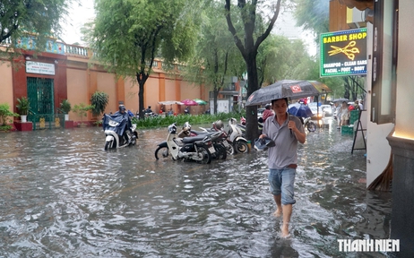 Trung tâm TP.HCM ngập lênh láng ở nhiều tuyến đường trong cơn mưa lớn chiều nay