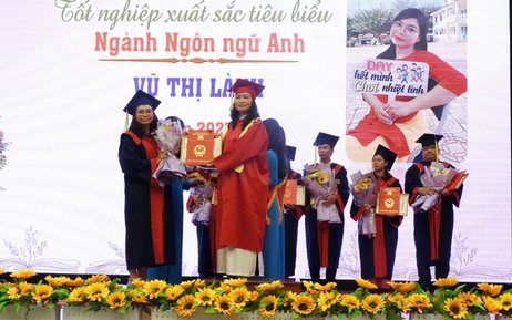 Nhiều công chức, viên chức nhận bằng cử nhân, kỹ sư