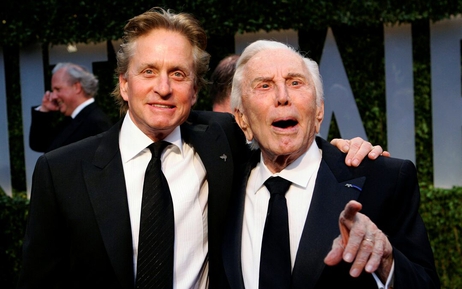 Vì sao Michael Douglas không nhận thừa kế một đồng nào từ khối tài sản 61 triệu USD của cha?