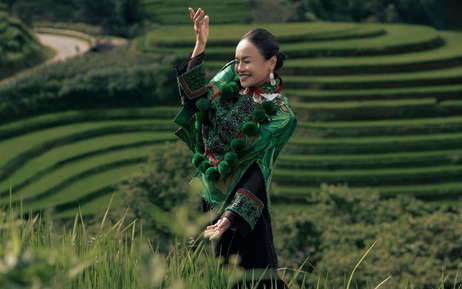 Bà Bích của 'Hương vị tình thân' trẻ trung hơn nhờ thời trang