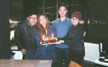 Hôn nhân bền chặt 36 năm của 'hổ tướng' Miêu Kiều Vỹ và vợ minh tinh