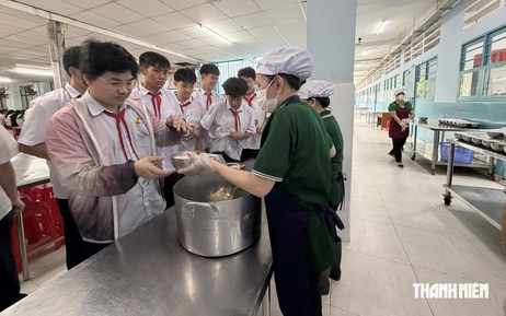 Trường ngưng bữa ăn bán trú vì thủ tục, Sở An toàn thực phẩm TP.HCM nói gì?