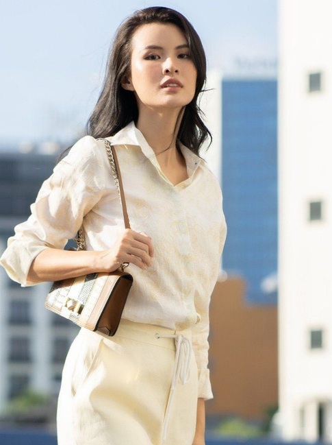 Chẳng cần cầu kỳ, nàng vẫn tỏa chất riêng với chiếc quần linen mộc mạc