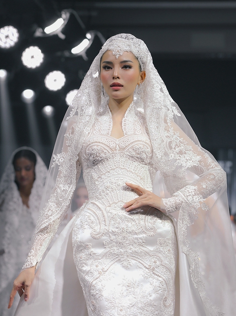 Hoa hậu Kỳ Duyên trở lại sàn runway, hóa công nương trong váy cưới lộng lẫy