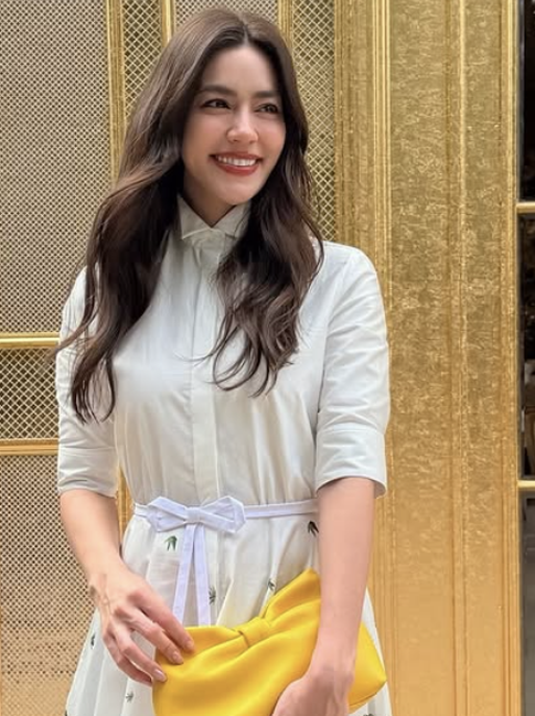 Đầm sơ mi mang đến diện mạo trang nhã cho quý cô công sở