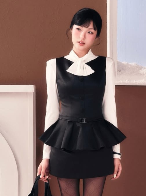 Trang phục thắt đai phối quần tất định hình vóc dáng thon gọn