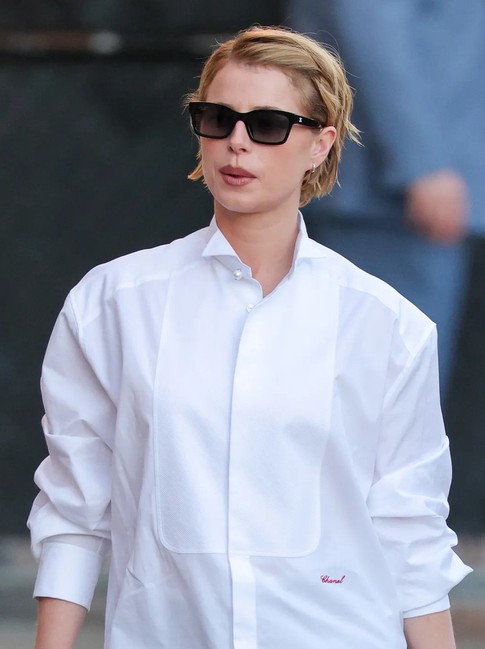 Áo sơ mi trắng ngoại cỡ định hình lại vẻ thanh lịch