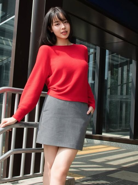 Giày Mary Jane sánh đôi tất cao cổ mang đậm nét retro