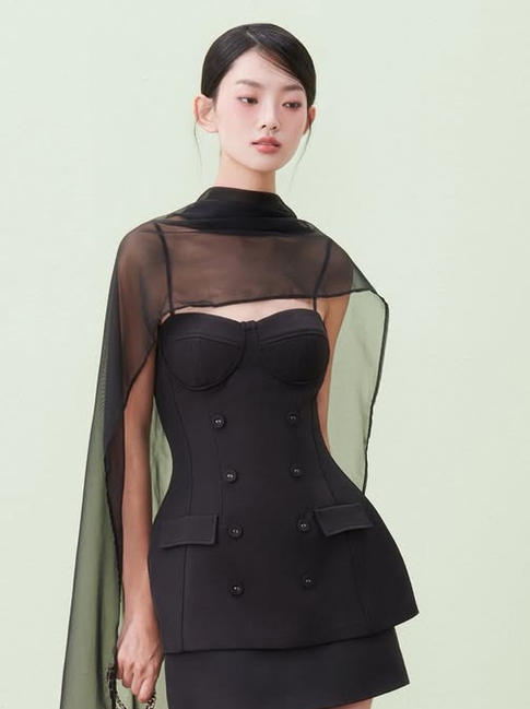 Voan mỏng layer áo corset, tôn lên nét gợi cảm lôi cuốn
