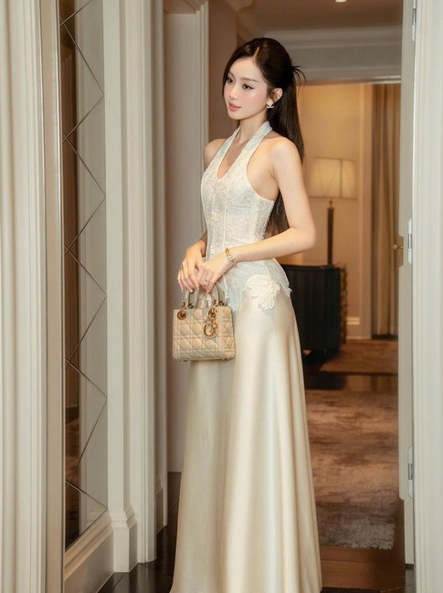 Vẻ đẹp kiêu kỳ cùng trang phục ren thêu hoa