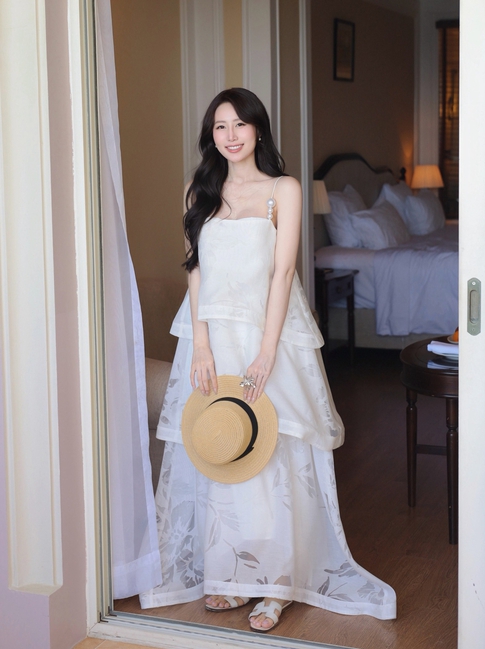 Nghệ thuật đính ngọc trai trên trang phục tạo nét lãng mạn