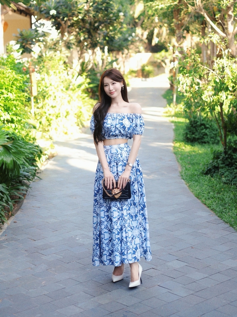 Set áo chân váy hoa 'chiếm trọn' ánh nhìn xuống phố