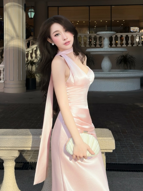 Tôn dáng tinh tế với đầm lụa