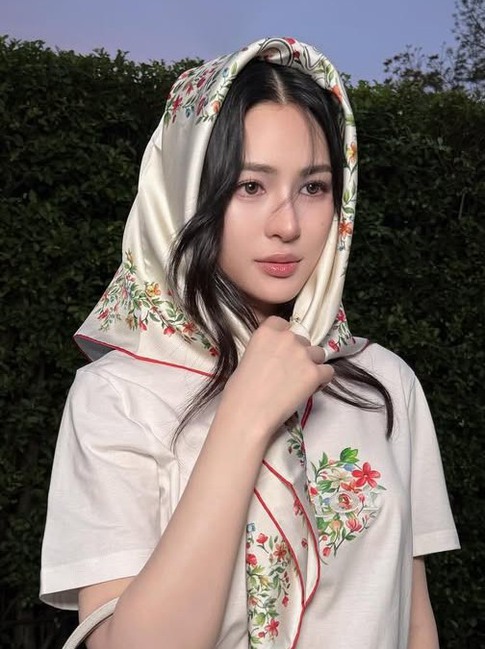 Điểm xuyết vào những chuyến du lịch đầu năm với khăn lụa họa tiết hoa