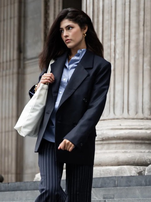 Quần tây kẻ sọc, từ đồng phục công sở đến xu hướng hằng ngày