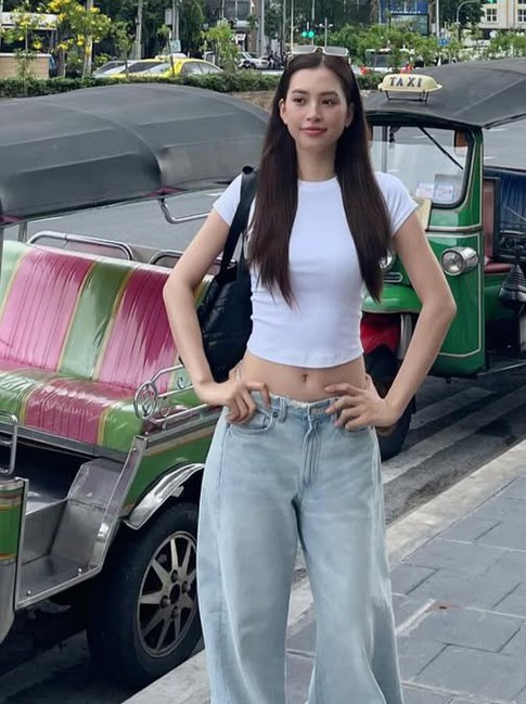 Quần cạp thấp đang đánh dấu sự trở lại đầy cuốn hút của tinh thần Y2K