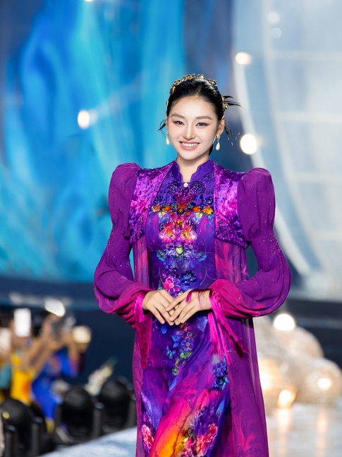 Hoa hậu Yến Nhi tỏa sáng trong tà áo dài 'Tứ bình hoa lụa'