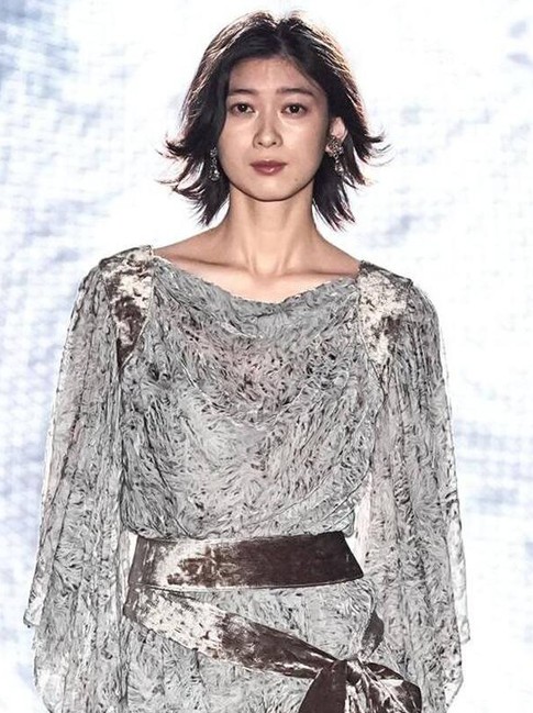 Màu chì 'phát sáng' - ít nhưng đắt, giúp nàng công sở tỏa sáng mỗi ngày