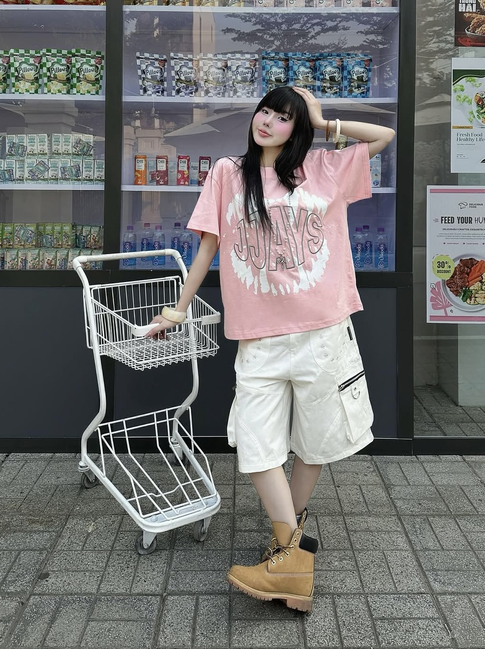 Cách phối áo phông xuống phố giúp nàng năng động, cuốn hút