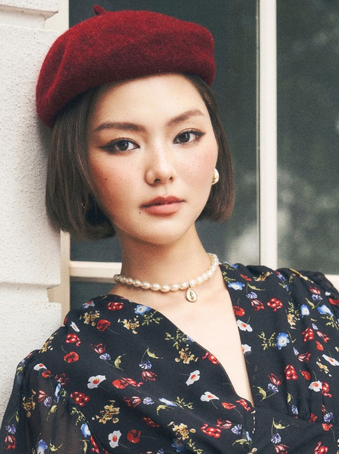 Váy hoa nhí tay phồng, kiểu váy họa tiết đẹp nhất mùa