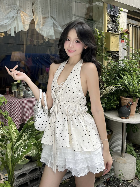 Áo chấm bi phối chân váy mang nét ngọt ngào xuống phố