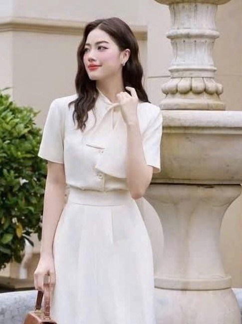 Đầm trắng xẻ tà mang chút dịu dàng pha lẫn nét quyến rũ