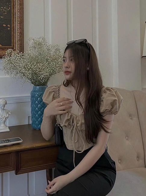 Khoe eo thon sành điệu cùng kiểu áo buộc dây trước