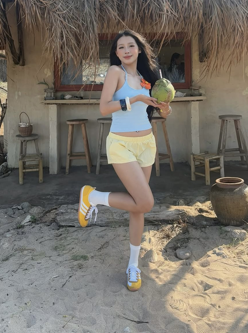 Muốn mặc trẻ trung hơn, hãy thử ngay bản phối sắc xanh và vàng