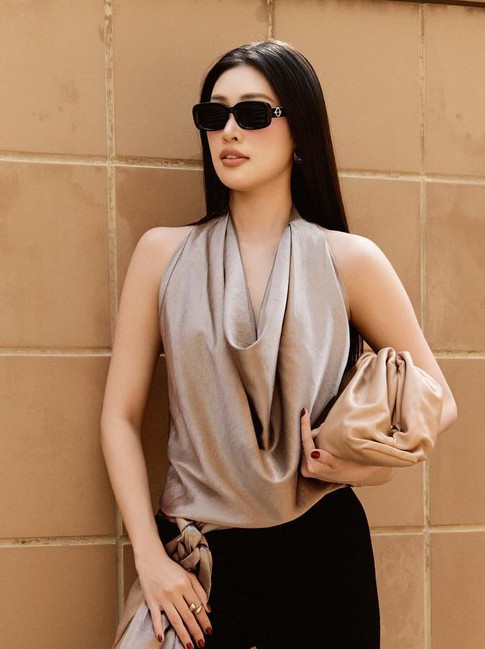 Diện trang phục phi bóng tạo chút óng ánh cho phong cách thường ngày
