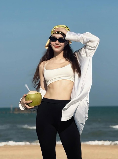 Chỉ cần một chiếc kính mát, nàng đã có thể 'nâng hạng' diện mạo mùa hè