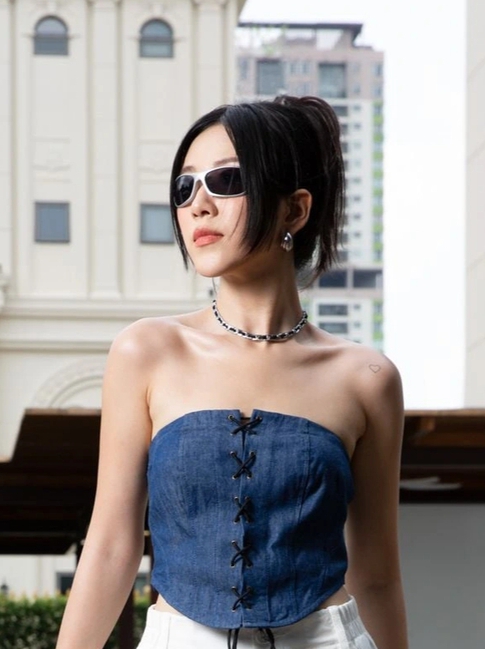'Hô biến' vóc dáng chuẩn đồng hồ cát nhờ chiếc áo corset