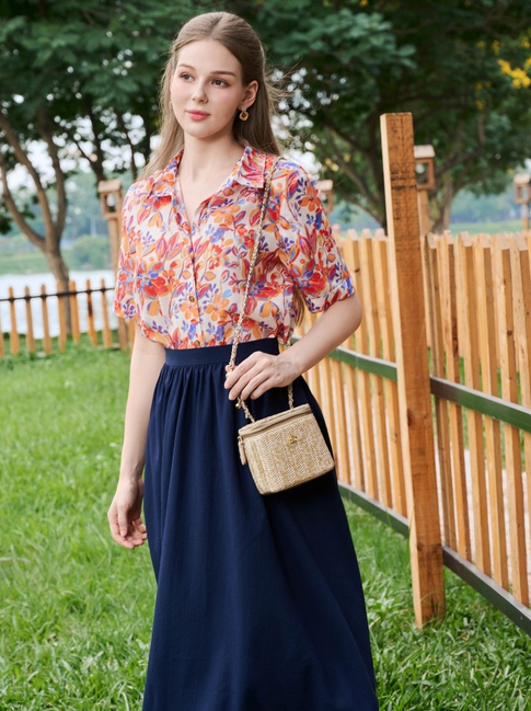 Dấu ấn vintage qua bản phối với áo sơ mi hoa, chân váy hoa cổ điển