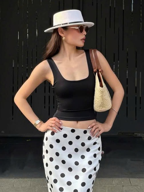 Chân váy satin phối ren điệu đà cho ngày mới thêm phần dịu dàng
