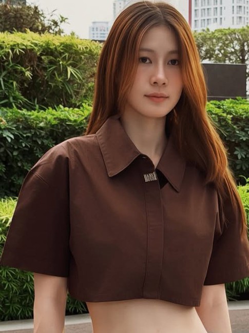 Phối đồ với áo crop top giúp nàng khoe dáng đầy cuốn hút