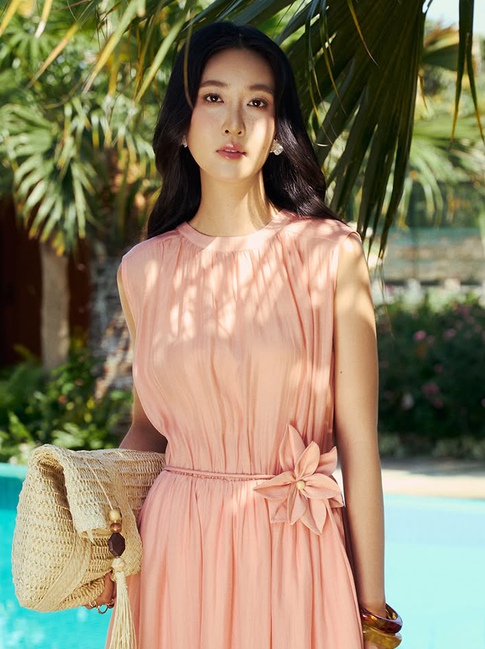 Đầm midi - kiểu trang phục đa năng diện đi làm đi chơi đều đẹp